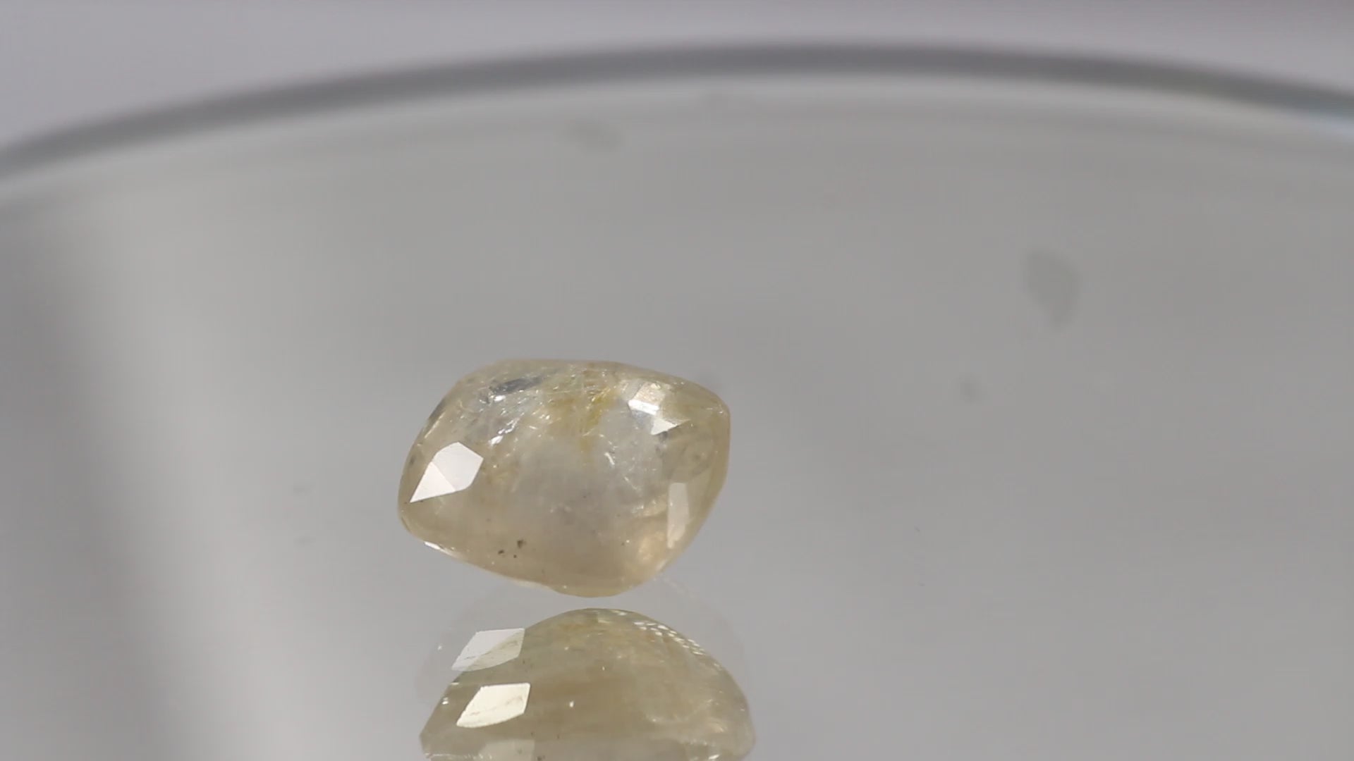 YELLOW SAPPHIRE (पुखराज) 5.56 CTS