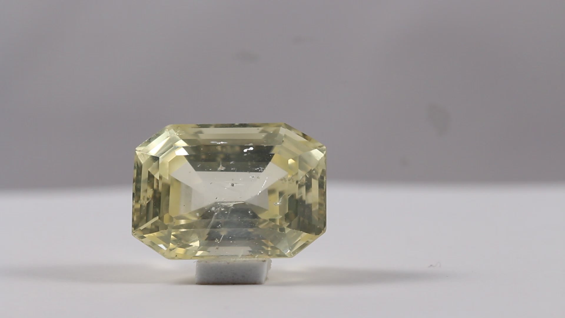 YELLOW SAPPHIRE (पुखराज) 19.95 CTS
